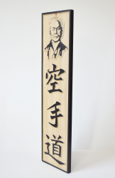 Dekorační cedule s japonskými znaky a vygravírovaným portrétem